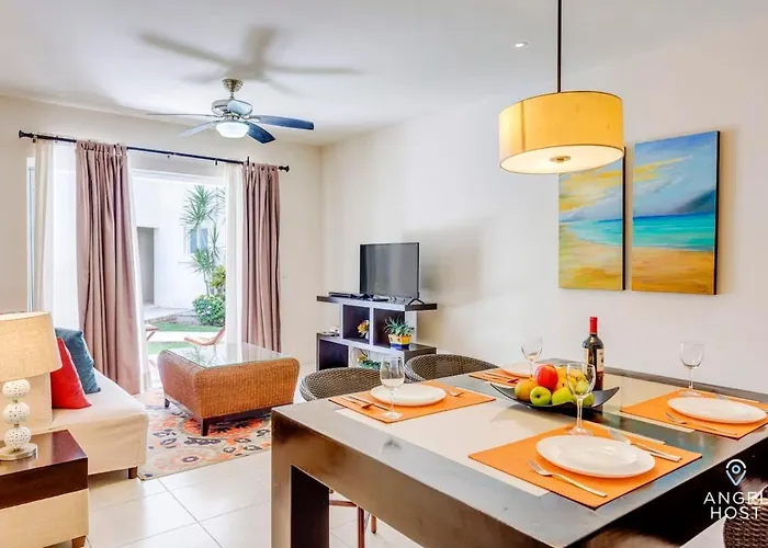 Apartment Pool, Gazebo, Parking, 2 Blocks To & 5th Ave