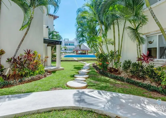 Apartment Pool, Gazebo, Parking, 2 Blocks To & 5th Ave