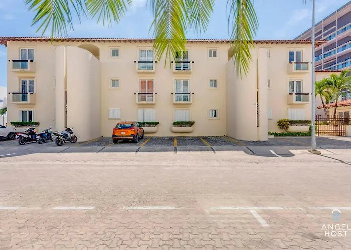 Apartment Pool, Gazebo, Parking, 2 Blocks To & 5th Ave *